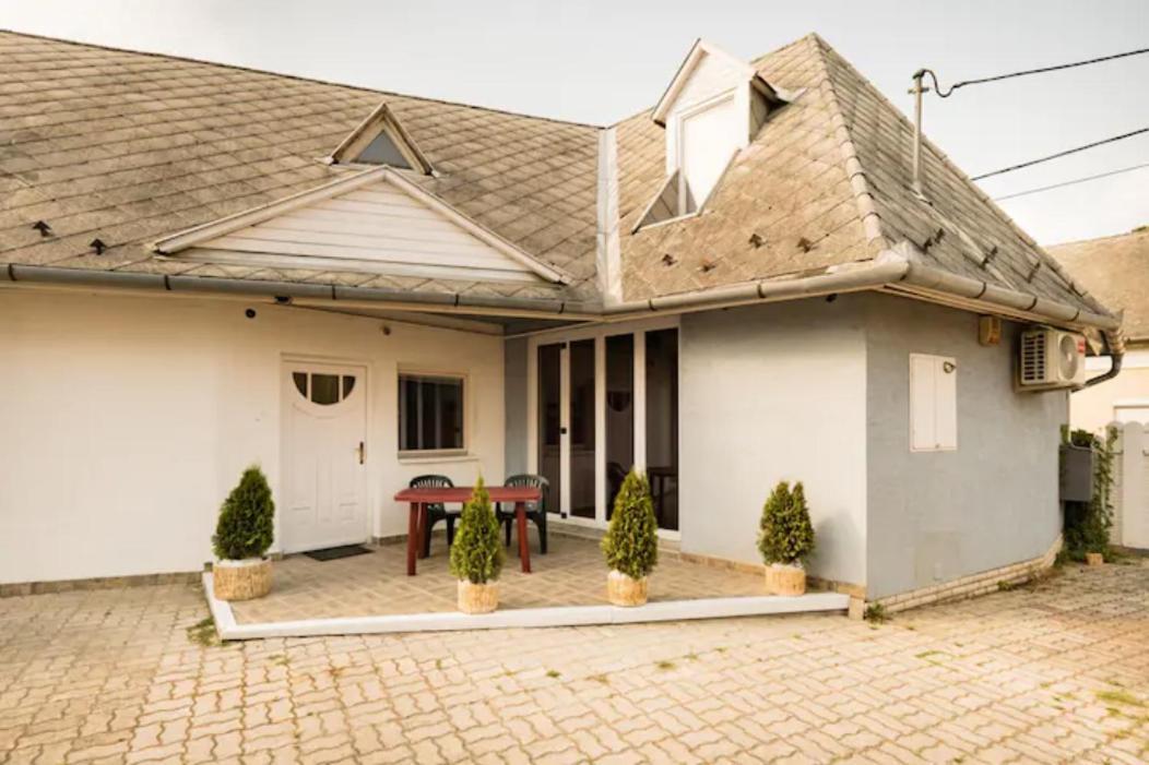 Azure House Aparthotel Keszthely Bagian luar foto
